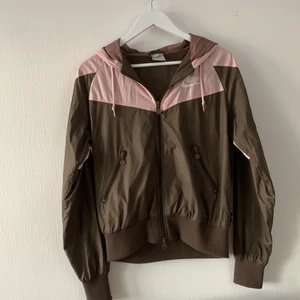 Nikejacka - Supersöt nikejacka!  Tunn så passar bäst på sommaren/ våren men i väldigt fint skick (inga defekter). Står att det är L men skulle säga att den är passar en XS och S mer oversized och en M ”vanligt”. Frakt ingår i priset🥰💓