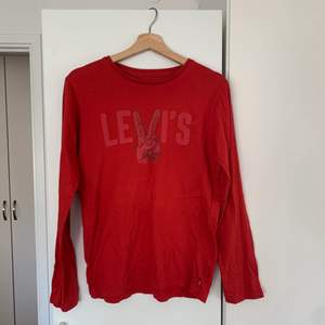 Helt oanvänd långärmad tröja från Levi’s med coolt tryck. Den är i storlek 16 vilket motsvarar cirka 171-176cm. Skriv gärna för fler bilder ❤️