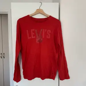 Helt oanvänd långärmad tröja från Levi’s med coolt tryck. Den är i storlek 16 vilket motsvarar cirka 171-176cm. Skriv gärna för fler bilder ❤️