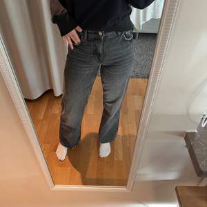 Säljer dessa superfina jeans från Zara pga för små för mig☺️ Storlek; 34, Första bilden är lånad men i storlek 34, modellen är 175 cm, Andra bilden är från hemsidan😝 175 eller högsta bud💓 Köparen står för frakten 