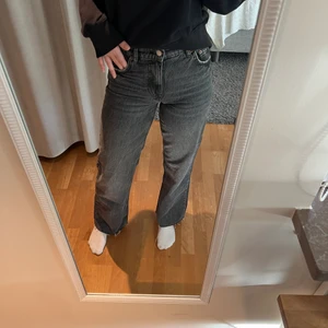 Zara Jeans - Säljer dessa superfina jeans från Zara pga för små för mig☺️ Storlek; 34, Första bilden är lånad men i storlek 34, modellen är 175 cm, Andra bilden är från hemsidan😝 175 eller högsta bud💓 Köparen står för frakten 