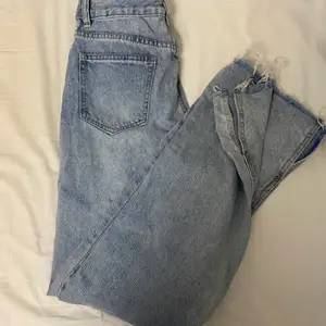 Snygga ljusblåa jeans med slits. Använd kanske 4 gånger❤️ De formar rumpan fint och är snyggt baggy. Hojta till om du är intresserad