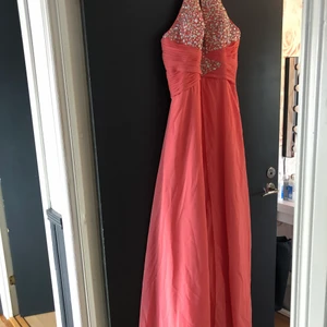 Finklänning  storlek L/ M  - Finklänning som passar vid lite större event. Aldrig använt då den var för stor för mig 