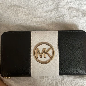 Michael kors plånbok - En väldigt fin sällan använd plånbok. Köpt i New York för några år sedan. Nypris 1 600 kr. 