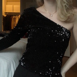 Paljettopp one-shoulder  - Festlig one-shoulder topp med paljetter. Toppen är i storlek S🍸