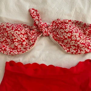 Blommig röd bikini - Säljer min fina bikini, använd fåtal gånger och är nu förliten. Högmidjad underdel, kan köpa delarna separat och då kommer vi överäns om ett rimligt pris. ÖVERDEL ÄR SÅLD‼️
