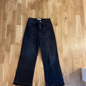 Svart utsvängda jeans  - Snygga jeans från Zara. Bra skick! 