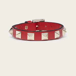 Valentino armband  - Ett rött valentino armband inte använt mycket alls och ser helt nytt ut köpt för 2200kr