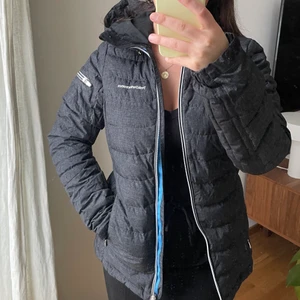 Peak jacka - Grå jacka från Peak Performance i storlek M. Den är lite liten i storleken. Använd 1-2 gånger så den är i toppenskick! Djur- och rökfri. ☺️