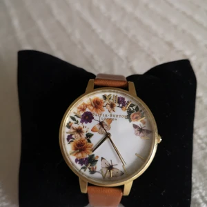 Olivia Burton klocka - Superfin klocka från Olivia Burton som inte finns att köpa längre, använt fåtal ggr, batteri behöver dock bytas. (blir som längst 20 cm) Nypris 1300 :-