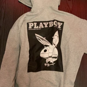 Playboy hoodie - playboy hoodie som alldrig andvänds, storlek 36 men den är oversized. kom privat för fler bilder frakt ingår i priset