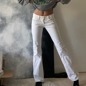 Långa vita Levis jeans - Långa vita Levis jeans. Använda en gång. Storlek 29/34. Lågmidjade. Köptes här på Plick för 1500kr