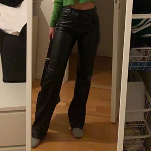 Skinnbyxor  - Säljer mina skinnbyxor i storlek 36. Sjukt snygga men tyvärr lite för stora för mig. De är lite för långa för mig också men jag har tidigare vikt upp de vilket har funkat för mig. Är 160 cm lång