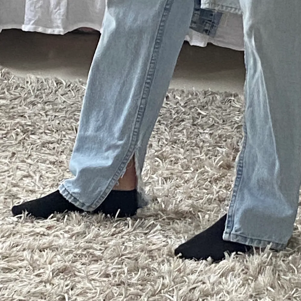 Vintage baggy Levis jeans med slits på insidan! Storlek står inte kvar men passar mig med storlek M. Jeans & Byxor.