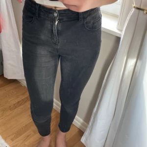 Svarta jeans - Säljer dessa svarta jeans för att dom är dör korta som man kan se på första bilden ( jag är ca 169 ) jag tror dom skulle passa någon som är ca 158☺️ dom slutar lite under naveln. 