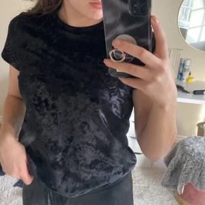Svart sammet tröja - En snygg tröja i sammet, Jag på bilden är i storlek S men skulle även passa XS☺️
