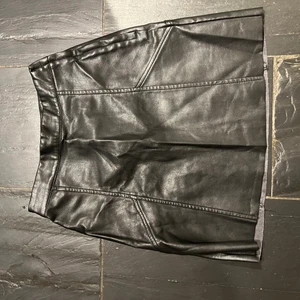 Skinnkjol - Aldrig använd kjol i skinn från hm! Storlek xs. Köpare står för frakt ❤️‍🔥❤️‍🔥