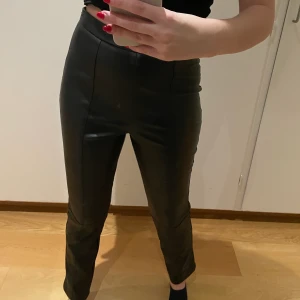 Skinnbyxor  - Säljer ett par skinnbyxor från NA-KD (Karo Kauer kollektion). Fint skick, skriv vid frågor eller fler bilder 