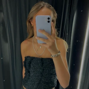 Fest topp👩🏼‍🎤 - Svincool glittrig fest topp 🎊 säljer endast vid bra bud då jag älskar den men tyvärr kommer den inte tills så mycket användning❤️‍🔥  oanvänd,storlek S/M frakt ingår inte🖤