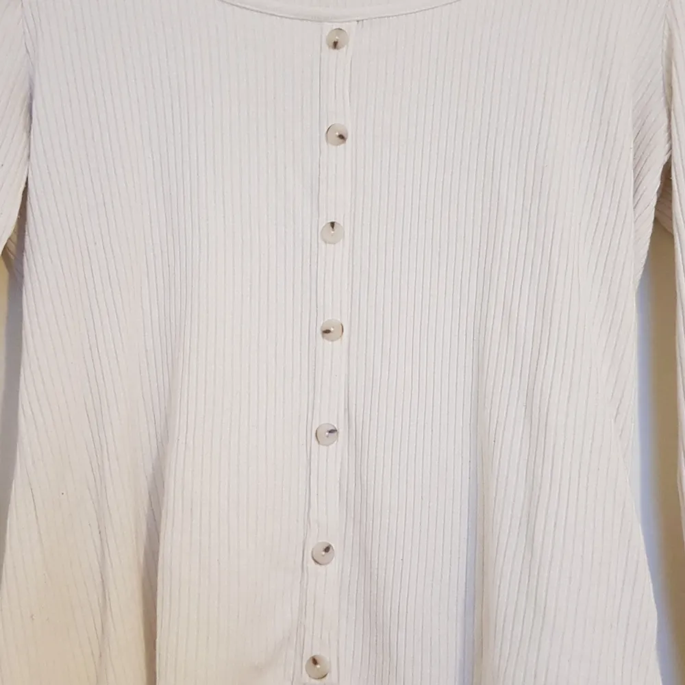 Super fin långarmad vit tröja från H&M. I storleken M:)     har använt den ungefär 5 gånger. Men den e i super bra skick . Tröjor & Koftor.