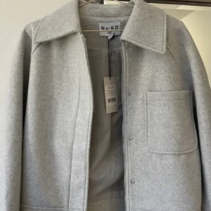 Nakd jacka❤️ - Säljer denna snygga jackan köpt på nakd i oktober! Säljer för jag har en liknande. Super fint skick! Buda från 250 köp direkt för 500+frakt❤️ *HÖGSTA BUD 450kr+frakt*