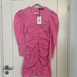 Rosa klänning med puffärm  - Jättefin oanvänd klänning med puffärm, väldigt smickrande! Lapp kvar. 499kr nypris, mitt pris 220kr 