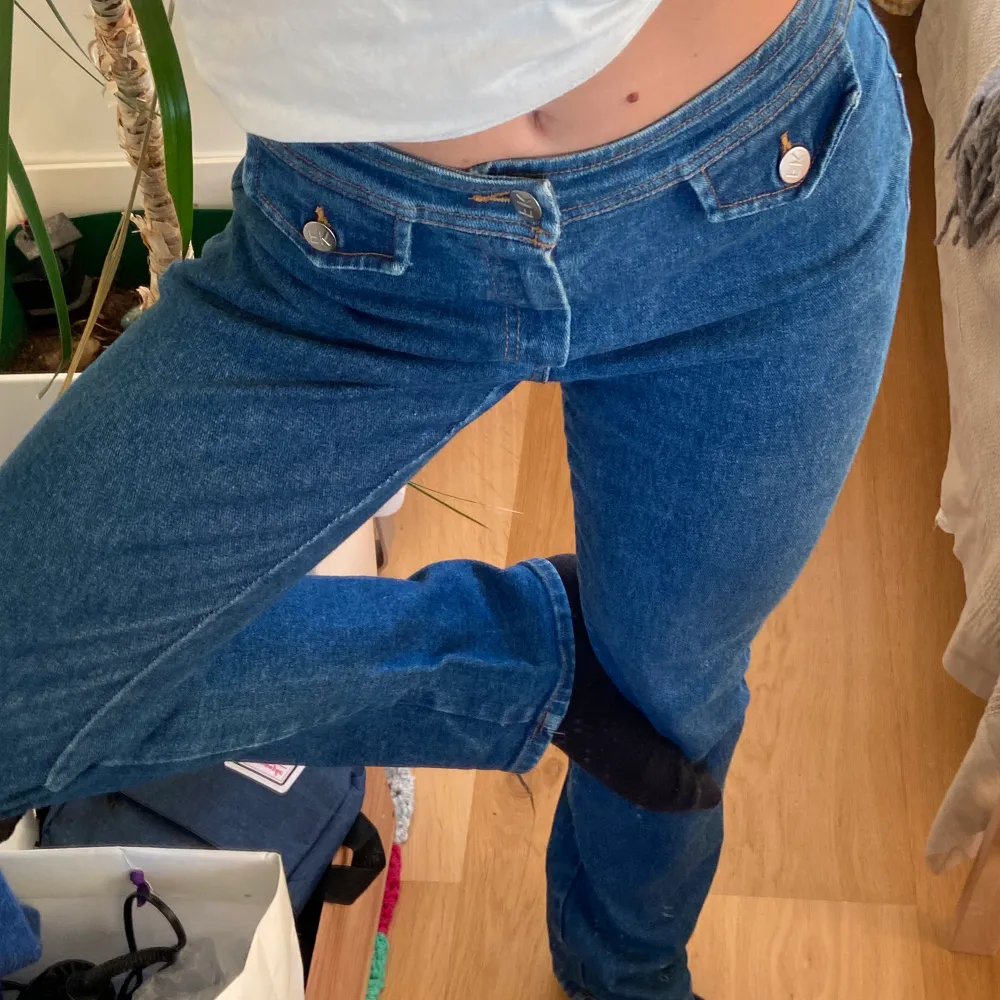 Snygga jeans från filippa K! Jättefina detaljer och sitter superfint, raka ben och hög/mid waist. De är i en supernajs tvätt och i toppenskick!. Jeans & Byxor.