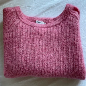 Stickad tröja Filippa K - Stickad tröja från Filippa K. Fint skick! Storlek M men passar mig som vanltigtvis har S. Skriv för fler bilder💕🌸🎀🌷