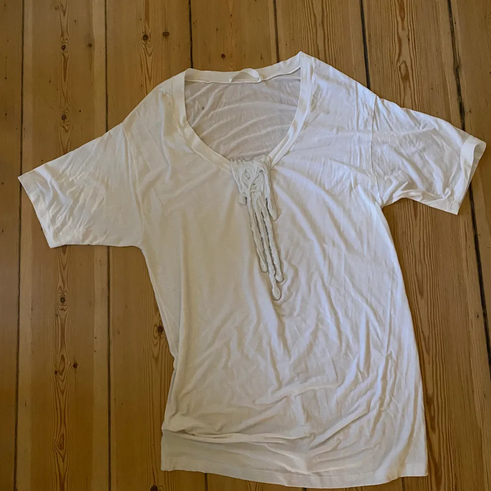 Short off white t-shirt dress i very soft cotton jersey with silicon detail. A little piece of art. Store price 2900sek. Used 2 times. Mint condition.. Klänningar.