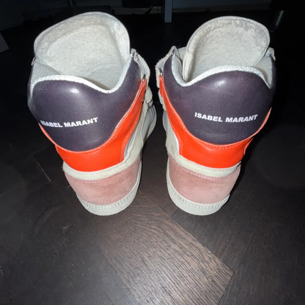 Ett par sneakers med klack från Isabel Marant. Knappt använda, har inga slitningar eller liknande!. Skor.