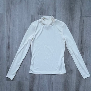 Ribbad polotröja  - Snygg ribbad polotröja i naturvit från hm. Super bra skick!