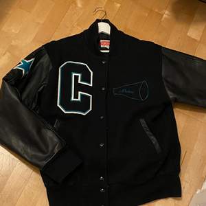 Lägger ut igen för förra posten blev fucked. En college/varsity jacka från usa. 90 talet tror jag. Är skitbra till våren. Lite varmare då den är riktigt ordentlig. Riktigt läder och någorlunda fodrad. Inga flaws, använd varsamt. Märkt som en medium, men skulle mer säga large. Fraktar bara, och du kära köpare står för frakten om vi inte kommer överens om nåt annat! Fråga på om det är något.