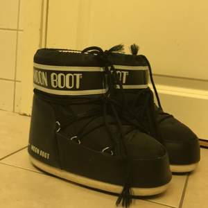 😻MOON BOOTS😻 säljer mina moon boots som jag fick julen 2021 pga kommer inte till användning! Jätte fint skick, använda 1-2ggr💗köparen står för frakt💕nypris-1399kr 