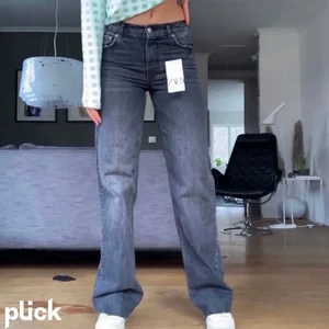 Zara mid rise jeans - Första bilden är lånad! Säljar mina grå zara mid rise jeans som är helt slutsålda. Dom är i jättefint skick! Kontakta mig privat vid intresse💓