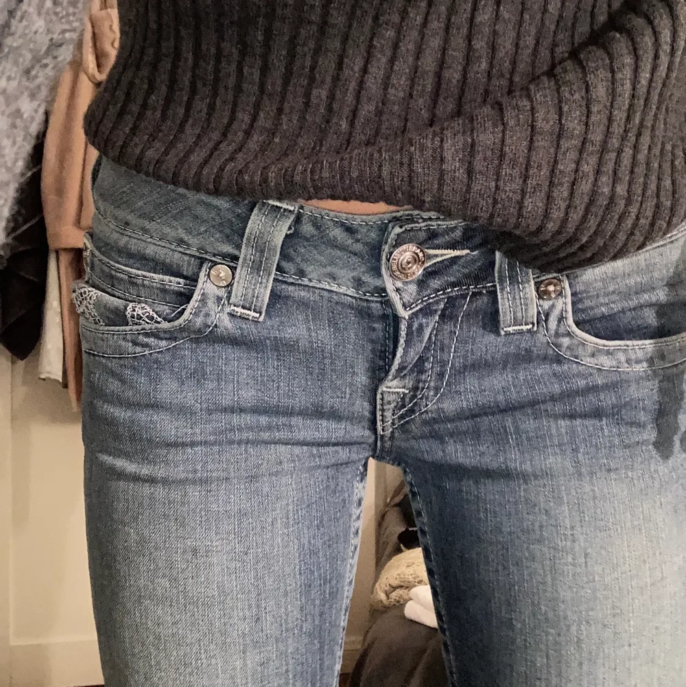 Lågmidjade true religion jeans med fina detaljer! Köpta på plick med för korta på mig som är 171 cm med långa ben. Innerbenslängden är 77 cm och midjemåttet är79 cm. Såå sjukt snygga önska bara de var längre! Skriv för fler bilder och frågor!. Jeans & Byxor.