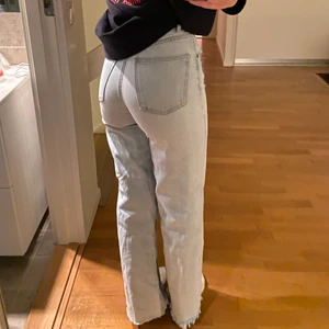 Ljusblå zara jeans  - Säljer mina ljusblå zara jeans då dem är för små för mig. Byxorna är i storlek 32 vilket typ motsvarar xs💕 är 161 cm lång 