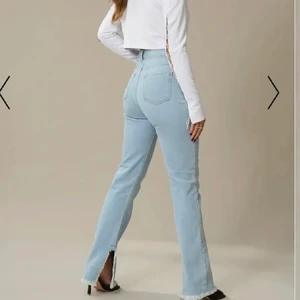 Hannah schönberg x nakd jeans - Sjukt snygga jeans från NAKD med hannah schönberg, mina favorit jeans men har tröttnat lite! Har en liten liten fläck på låret, syns inte jättetydligt när man har på sig dem