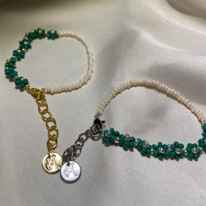 Ilona - 💚Ilona ⚜️Asymmetriskt blomarmband                            ✨ Välj mellan silver-& gulddetaljer                                 💚Pris: Armband: 99kr                                       ⚜️Eventuell fraktkostnad: 14kr                            Storlekar: 💚XS/S - 13,5cm + 4,5cm < 18cm                  💚M/L - 17cm + 4,5cm < 21,5cm                                     💚Beställ via Instagram @amici.uf (Silver/Guld, produkt & ev. storlek)