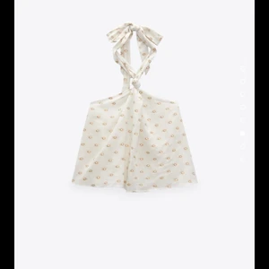 Zara halterneck topp - INTRESSEKOLL!! Jätte fin zara topp som jag köpte för 2 veckor sen, bara använd 3 gånger och har därför inga defekter, jätte fin tröja! Kör för 149 kronor💝
