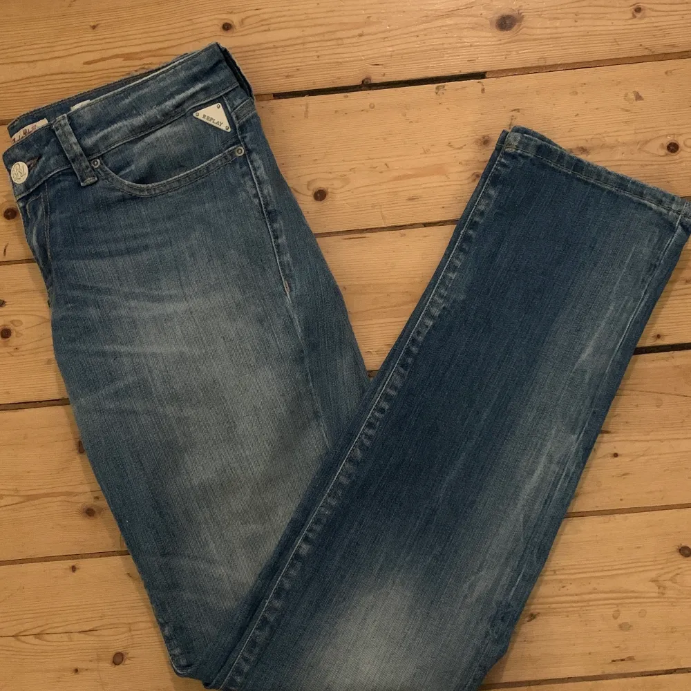 Jag köpte dessa lågmidjade jeans nyligen (oanvända) så jag säljer vidare. De var lite för korta i benen (jag är 173cm). Hör av för fler bilder!. Jeans & Byxor.