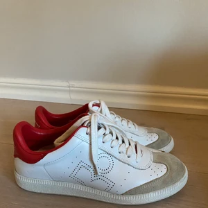 Isabel marant sneakers - Ett par jättefina helt nya isabel marant sneakers som endast är använda max två gånger i storlek 37. Köpta för 3200, mitt pris är 1500.💕