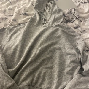En grå Hoodie ish  - En grå Hoodie storlek S (osäker på frakt)