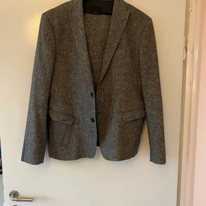 Kostym - Grå kostym. Kavaj 54 och byxor 52. 