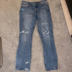 Zara jeans - Säljer nu mina populära zara jeans pga för stora. Använda fåtal gånger men i toppen skick! Dm för intresse😘
