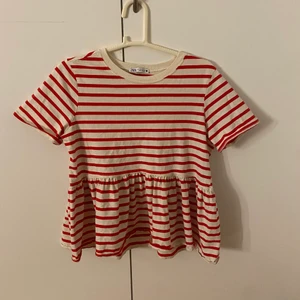 ZARA VOLANG TRÖJA⚡️🎸❤️ - Säljer denna super trendiga tröja från zara❤️ Den är i nyskick❤️ strl s vilket är den minsta storleken i denna tröja❤️ pris: 100 + frakt💸 Betalning sker via swish🤩