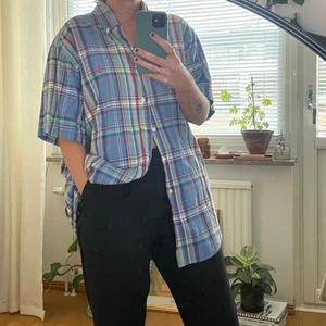 Rutig Ralph Lauren skjorta - Säljer min fina ralph lauren skjorta. Stl XL, jag har den oversized och den passar mig som normalt sett har stl S! I fint skick☀️🌼