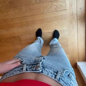 Jens - Snygga jeans med lite slitage på benet och perfekt i midjan, storlek 34 men jag skulle säga 36, från Pull and Bear - köpt är köpt, köparen står för frakten ❤️