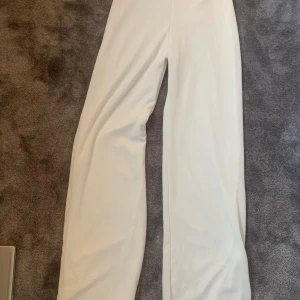 Vita kostymbyxor, strl S - Sköna och snygga. Nypris 399kr från Nelly, säljer för 100kr+frakt 