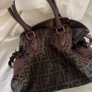 Fendi väska  - Säljer min fina Fendiväska som är köpt på vestaire collective då den inte kommer till användning! 🥰 Den har lite slitningar (bilden) och en liten liten ljusare fläck på ena sidan men det syns inte alls när man använder den. 1000 eller bud! Möts helst upp men kan frakta, då står köparen för frakten!