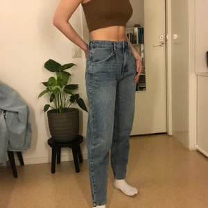 Momjeans/Y2k vibes - Otroligt sköna jeans som är mjuka, tyvärr har de inte kommit till användning då jag har ett par liknande. Skicket är som nytt och stolen passar till allt🤍 mycket Y2k vibes🥰